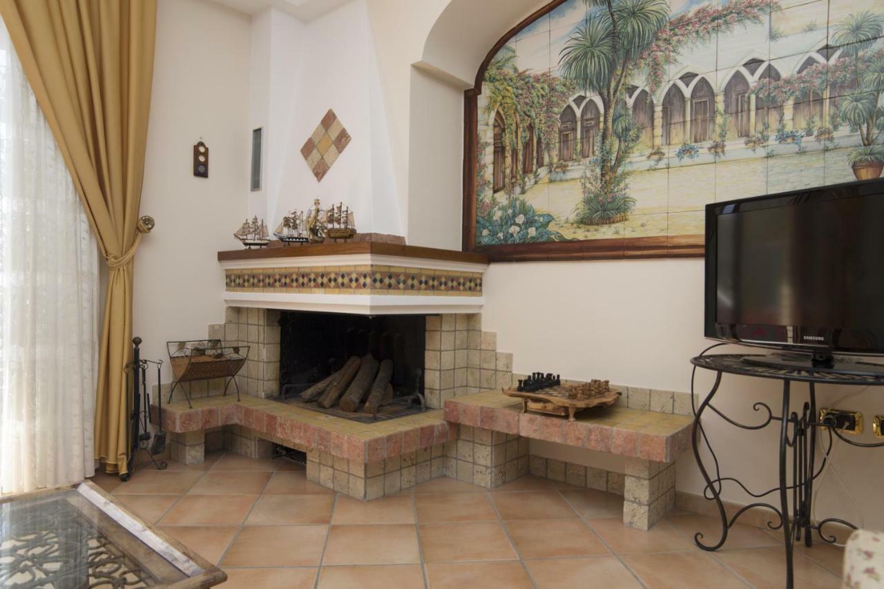 Panorama Host - Domus Amalfi Coast Apartment Maiori Bagian luar foto